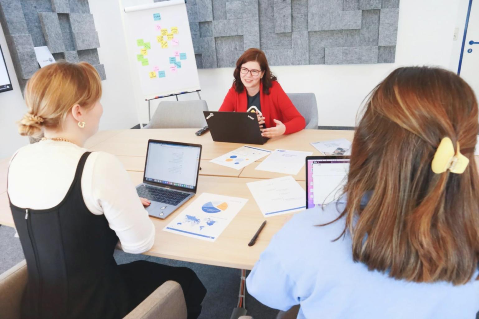 Bureau moderne avec équipements technologiques représentant l'environnement de travail d'une startup GreenTech