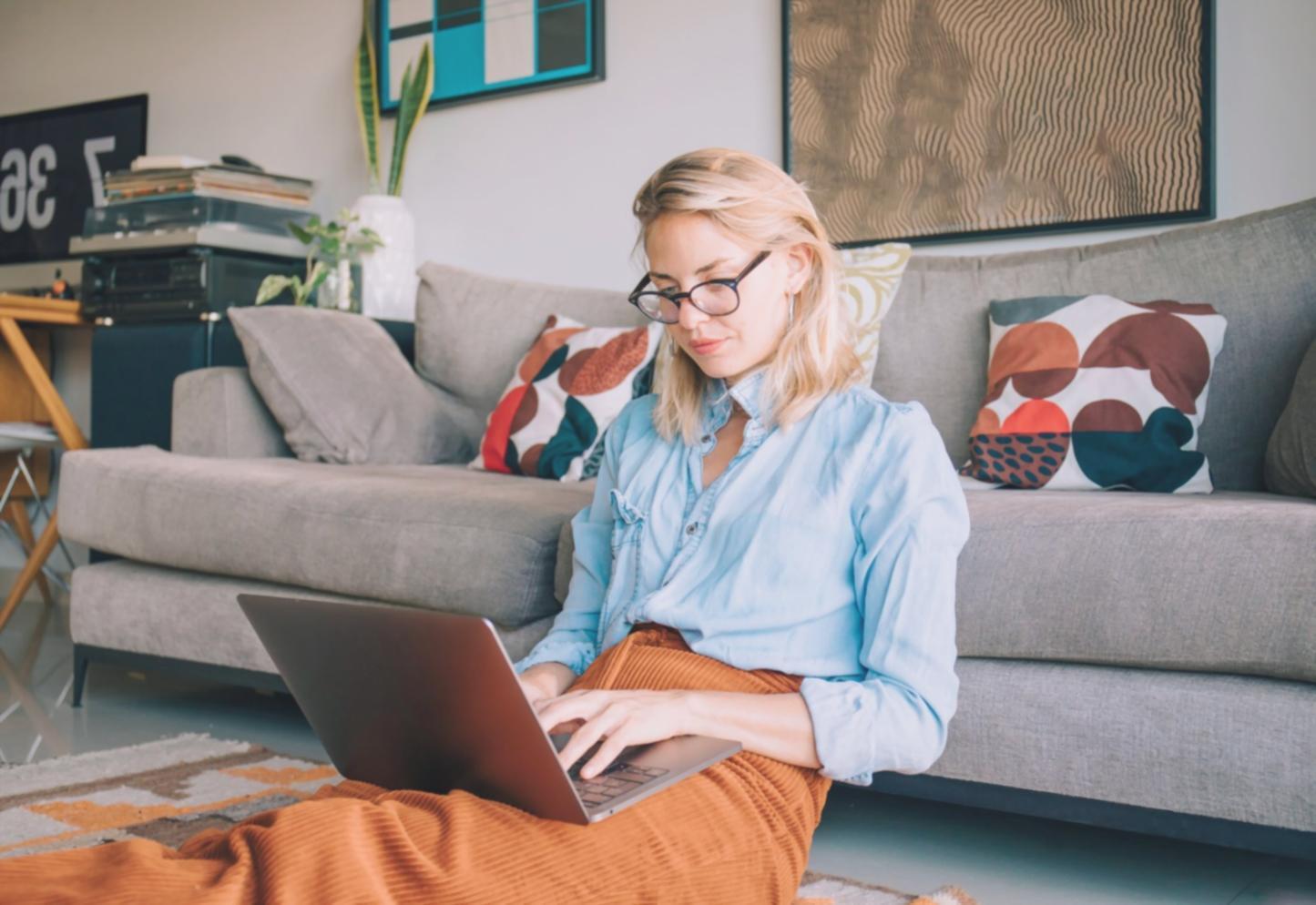 Espace de coworking moderne illustrant l'environnement collaboratif d'une startup EdTech